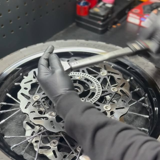 Relaxation time for mechanical lovers @officialtriumph #triumph #t120 # motocycle