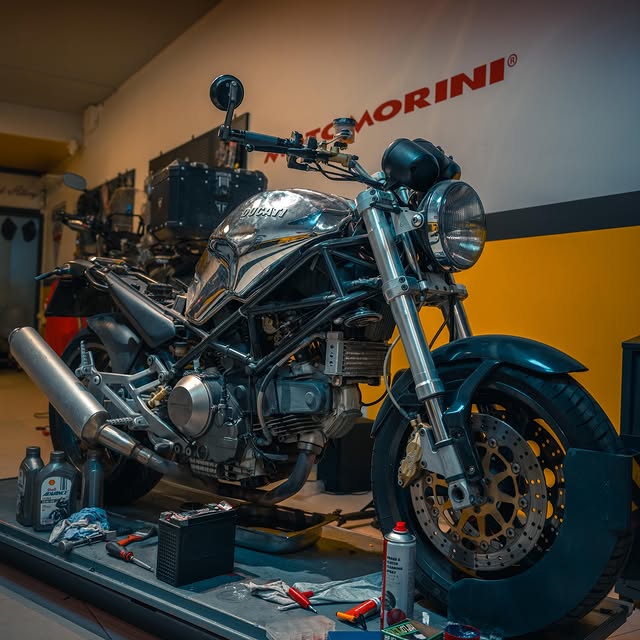 2000 MODEL MONSTER 900 CROMO