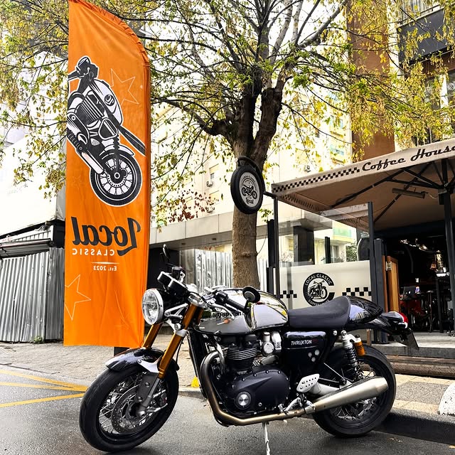 ✨ Triumph Thruxton RS Chrome Edition
Klasik cafe racer ruhunun en şık hali.
Ayna efektli el işçiliğ